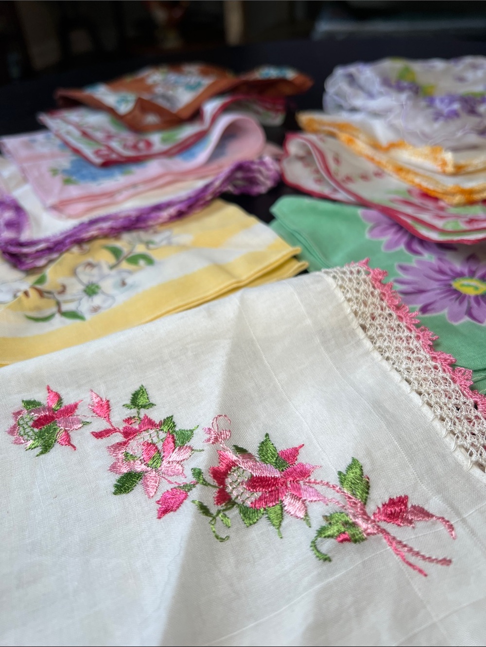 Lot of Vintage Assorted Colorful Kitsch Floral Handkerchiefs Hankies - Picture 5 of 17